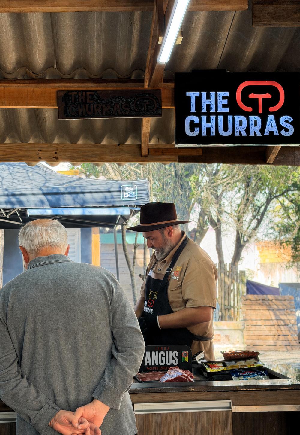 Douglas atendendo no balcão da THE CHURRAS