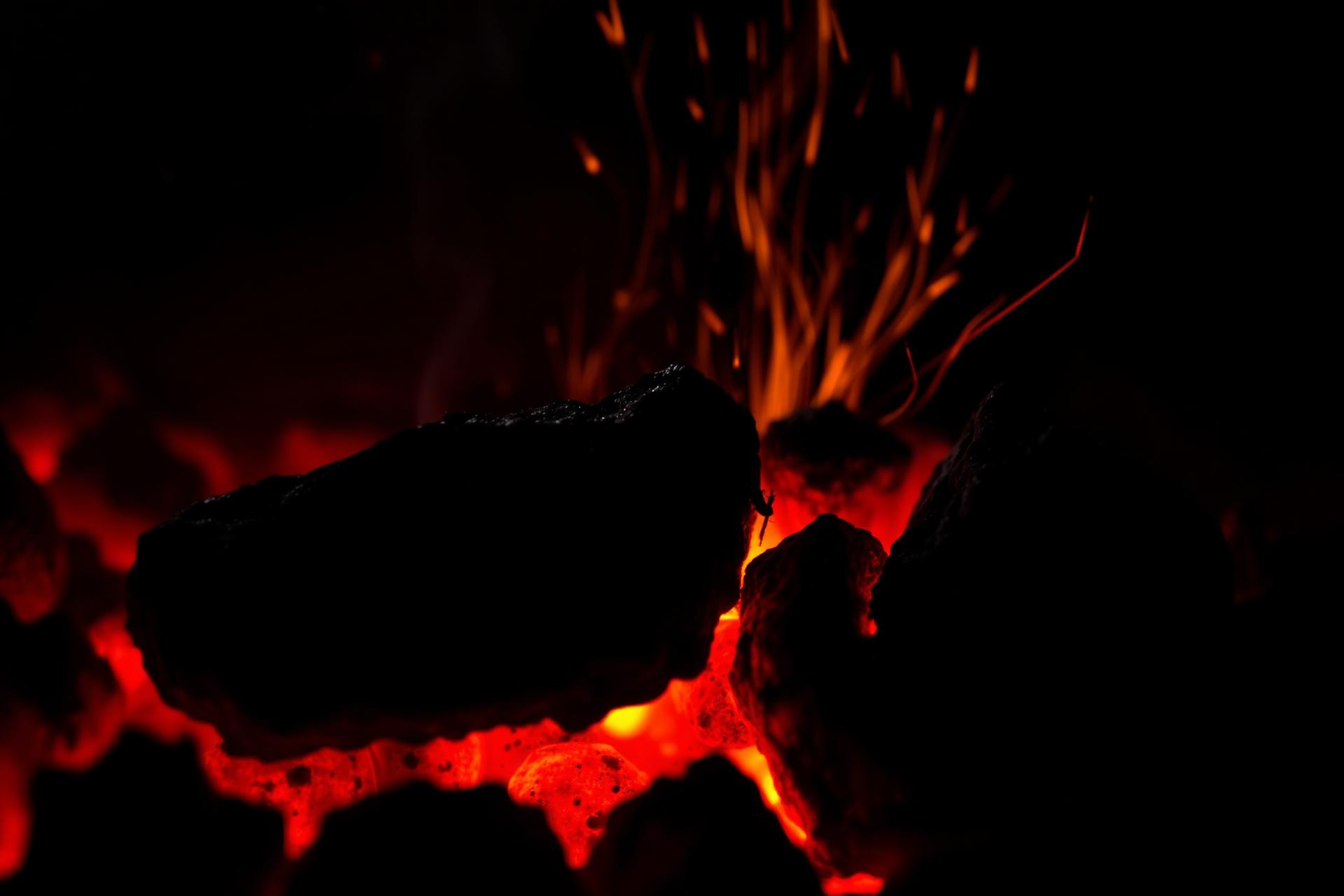 Brasa em uma churrasqueira
